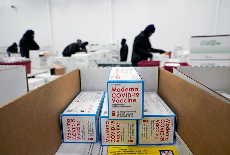 © Reuters. Caixas com vacinas contra Covid-19 no centro de distribuição da Moderna em Olive Branch, Mississippi (EUA)