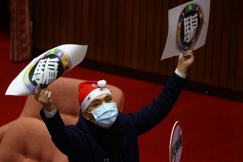&copy; Reuters. The main opposition Kuomintang (KMT) party stages a protest to oppose the import of U.S. pork containing ractopamine in Taipei