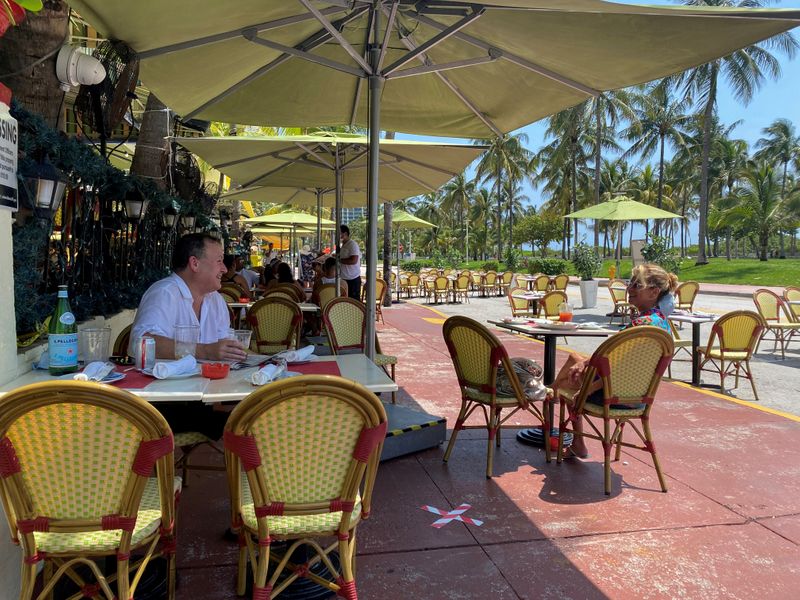 &copy; Reuters. FILE PHOTO: Miami Beach restaurants reopen amid the coronavirus disease (COVID-19) outbreak