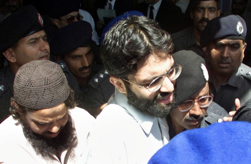 &copy; Reuters. FILE PHOTO: British-born Islamic militant Ahmed Omar Saeed Sheikh (C) is surrounded by armed police as he leaves a court in Karachi on March 29, 2002