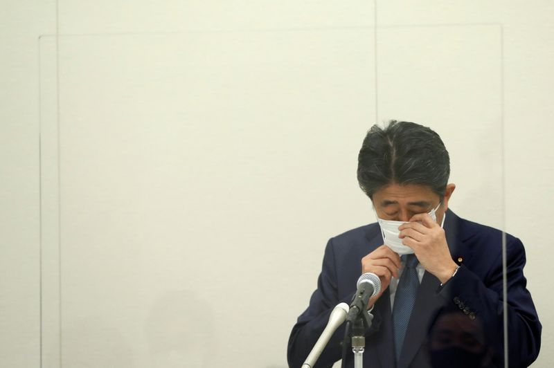 © Reuters. رئيس وزراء اليابان السابق يعتذر بشأن قضية تمويل سياسي