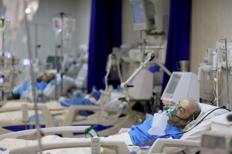 &copy; Reuters. Patients suffering from the coronavirus disease (COVID-19), lie in beds at an intensive care unit at a hospital in Tehran