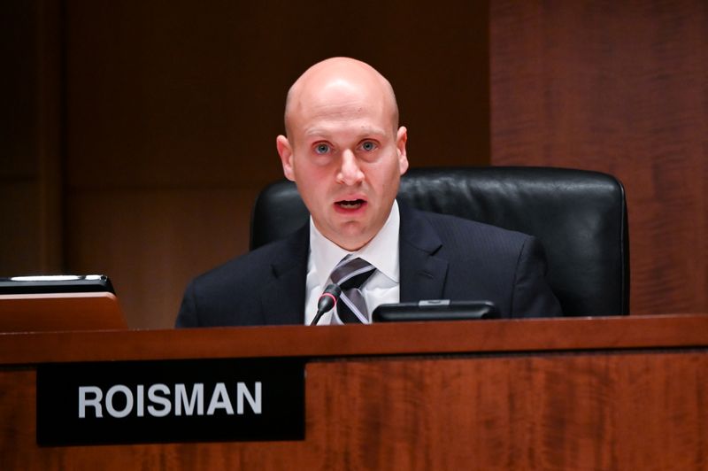 &copy; Reuters. FILE PHOTO: Commissioner Roisman participates in a U.S Securities and Exchange Commission open meeting to propose changing its definition of an &quot;accredited investor&quot; in Washington