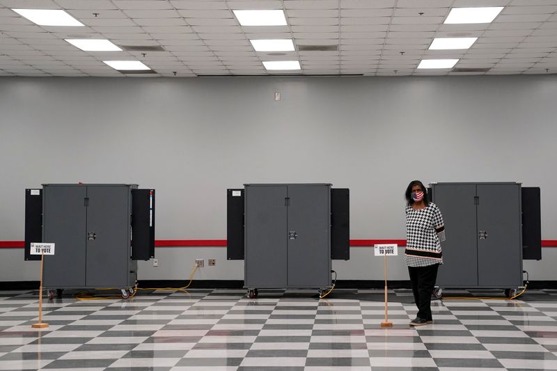 &copy; Reuters. A woman waits to help voters cast their ballots in the U.S. Senate runoff elections on the first day of early voting in Atlanta