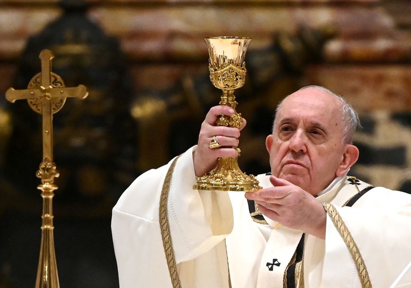 &copy; Reuters. البابا فرنسيس يدعو لمساعدة الفقراء خلال قداس عشية عيد الميلاد