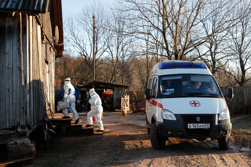 &copy; Reuters. Paramedics visit patients at home amid coronavirus disease (COVID-19) outbreak in Novgorod Region