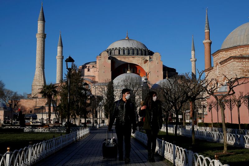 &copy; Reuters. وزارة: انخفاض عدد الوافدين الأجانب لتركيا 61.39% في نوفمبر