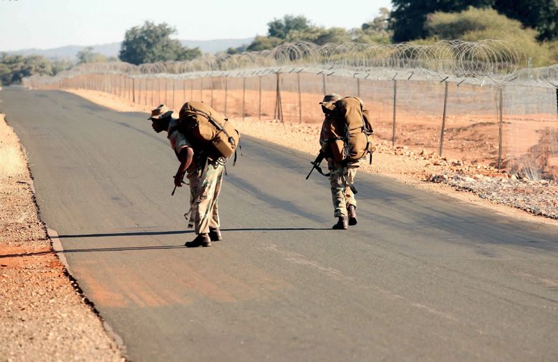 © Reuters. تقارير: وفاة 15 على الأقل في تكدس على الحدود بين جنوب أفريقيا وزيمبابوي