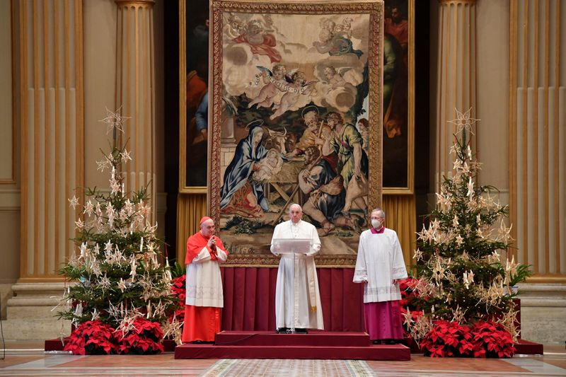 © Reuters. Pope Francis delivers his traditional Christmas Day Urbi et Orbi speech at the Vatican