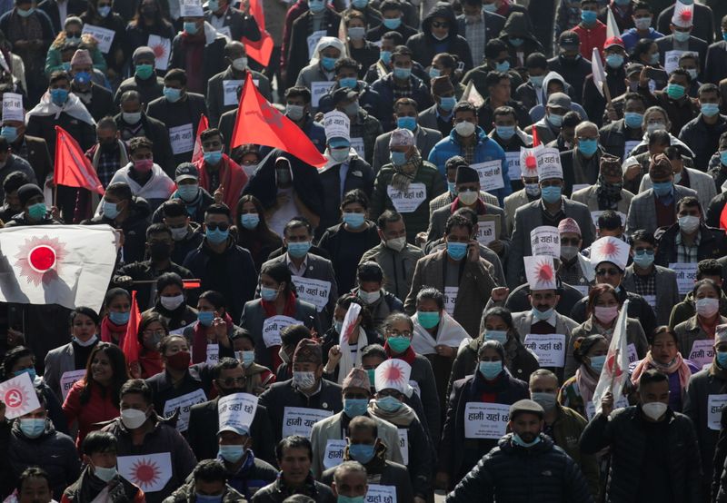 © Reuters. المئات يحتجون على قرار رئيس وزاء نيبال حل البرلمان