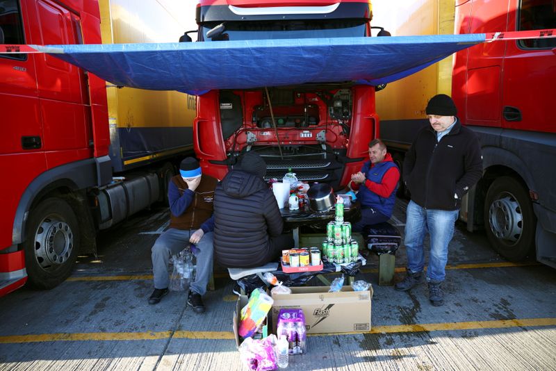&copy; Reuters. Lorry drivers from Poland sit around a table at a service station on the outskirts of Dover