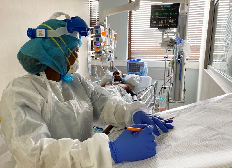&copy; Reuters. Enfermeira em hospital na África do Sul