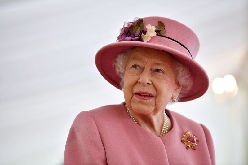 &copy; Reuters. FILE PHOTO: Britain&apos;s Queen Elizabeth visits Dstl near Salisbury
