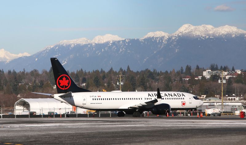© Reuters. An Air Canada Boeing 737airplane is pictured at Vancouver's international airport in Richmond,