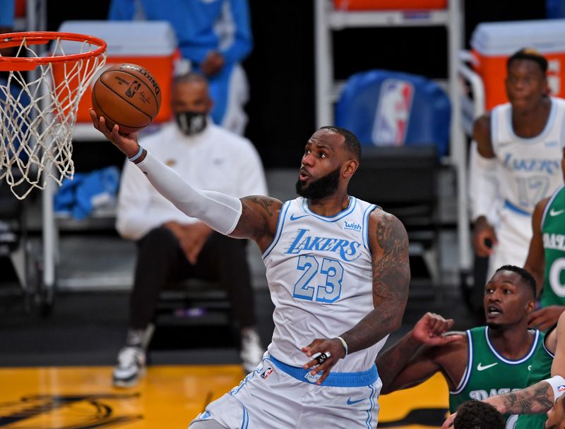 © Reuters. NBA: Dallas Mavericks at Los Angeles Lakers