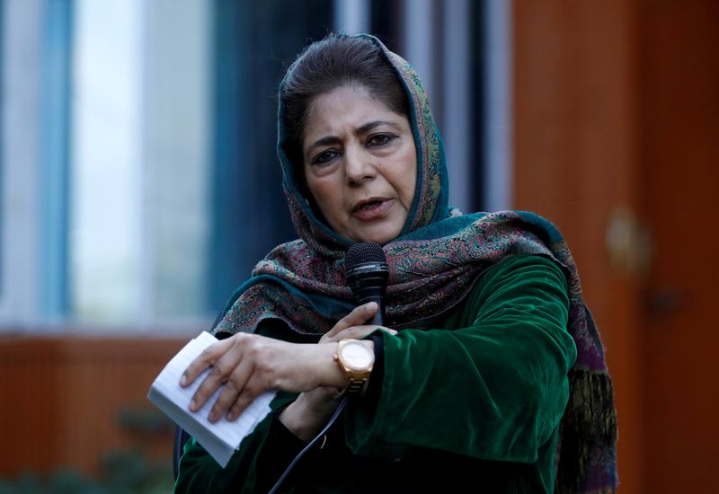 &copy; Reuters. FILE PHOTO: Mehbooba Mufti addresses a news conference in Srinagar