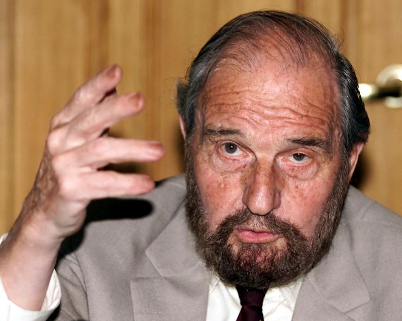 © Reuters. FILE PHOTO: Soviet secret agent George Blake gestures as he speaks at a presentation of a book of letters writte..