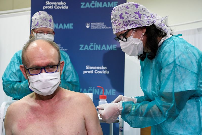 © Reuters. O infectologista Pavol Jarcuska recebe vacina da Pfizer-BioNTech em Nitra
