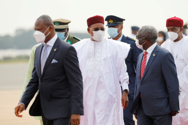 © Reuters. Niger's President Mahamadou Issoufou arrives at the airport for the Economic Community of West African States (ECOWAS) consultative meeting in Accra