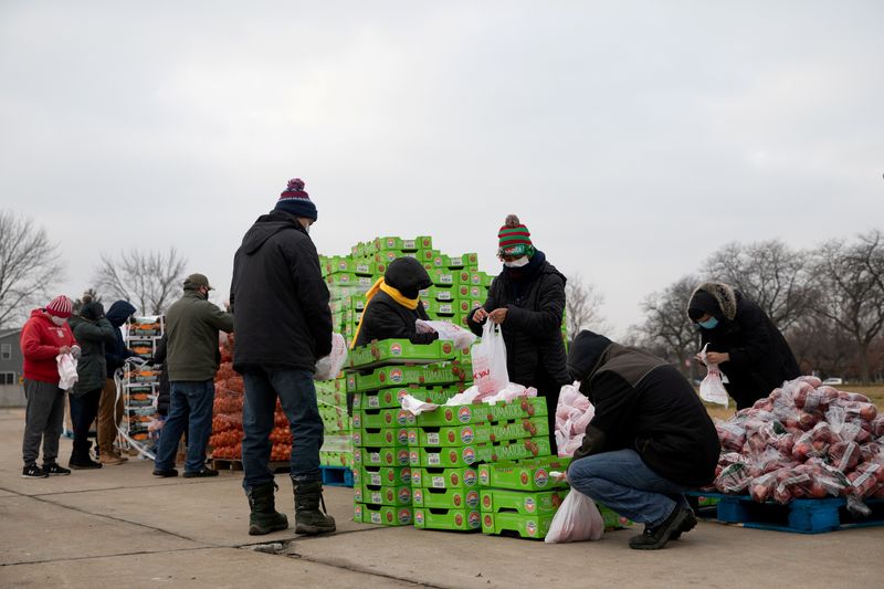 &copy; Reuters. FILE PHOTO: Forgotten Harvest food bank distributes goods ahead of Christmas in Michigan