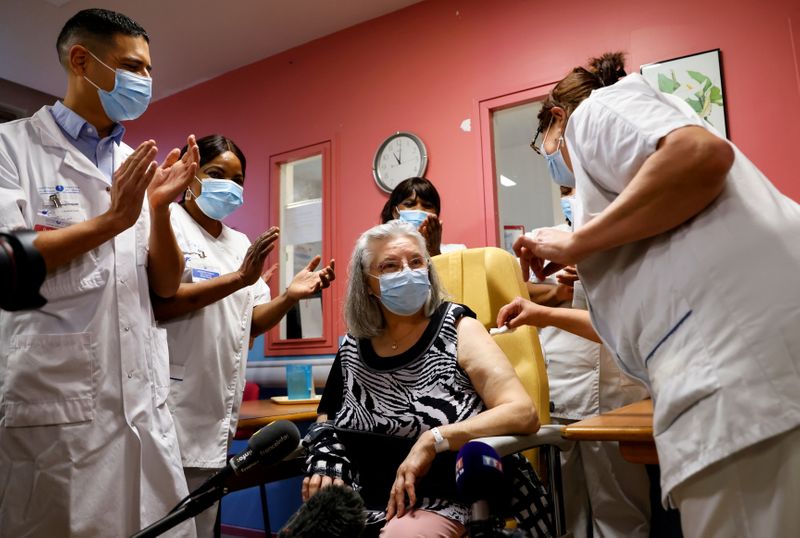 © Reuters. MAURICETTE, 78 ANS, PREMIÈRE À ÊTRE VACCINÉE EN FRANCE, SE DIT 