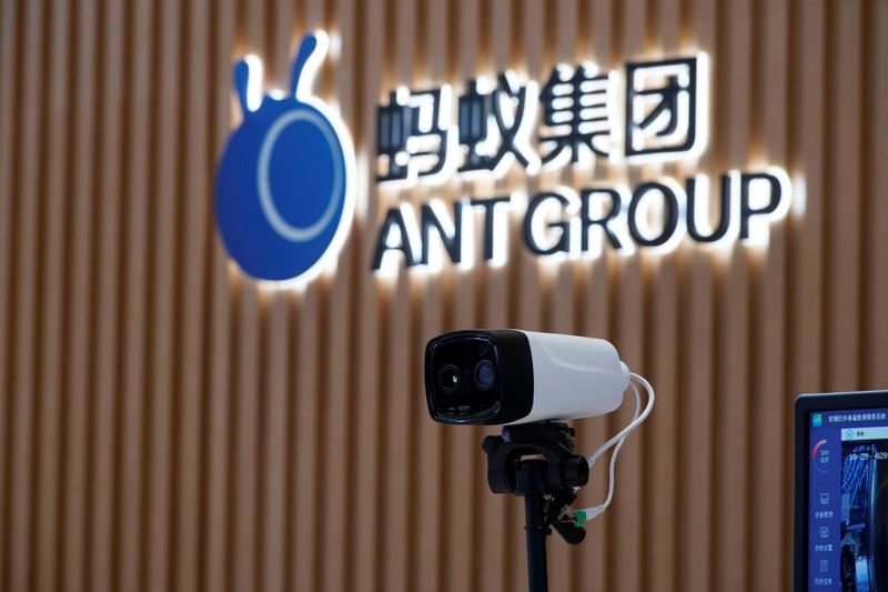 © Reuters. Foto de archivo de una cámara junto al logo del Ant Group en las oficinas de la compañlía en Hangzhou, en la provincia china de Zhejiang