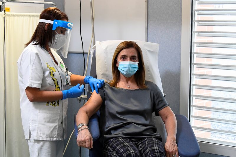 © Reuters. أوروبا تبدأ حملة تطعيم بهدف القضاء على جائحة كورونا