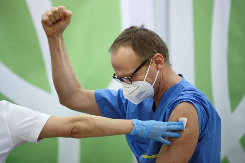 &copy; Reuters. Profissional de saúde reage após receber a vacina na Áustria