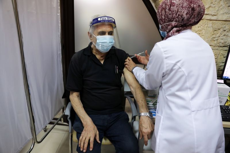 © Reuters. إسرائيل تعجل بالتطعيم على أمل التخلص من الفيروس في مارس