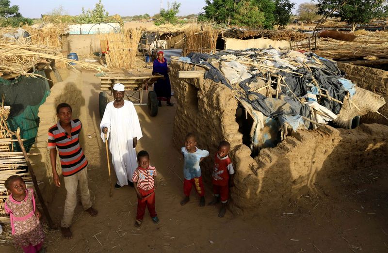 &copy; Reuters. FILE PHOTO: An internally displaced Sudanese family poses for a photograph within the Kalma camp for IDPs in Darfur