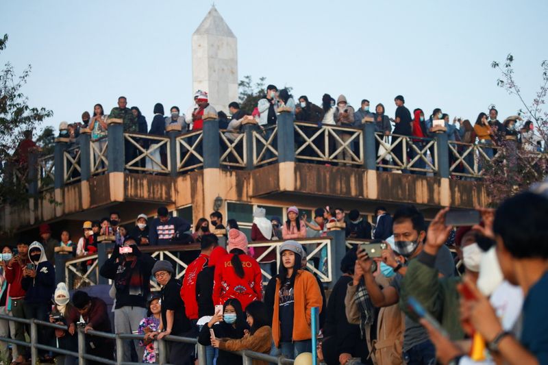 &copy; Reuters. FILE PHOTO:  Tourists take pictures at Phu Thap Buek mountain in Phetchabun province