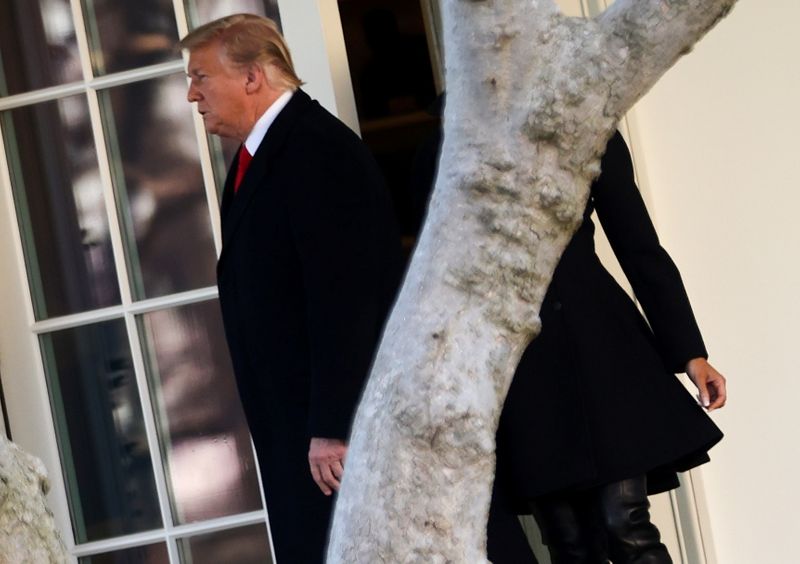 © Reuters. Foto de archivo del presidente estadounidense Trump y la primera dama en la Casa Blanca en Washington