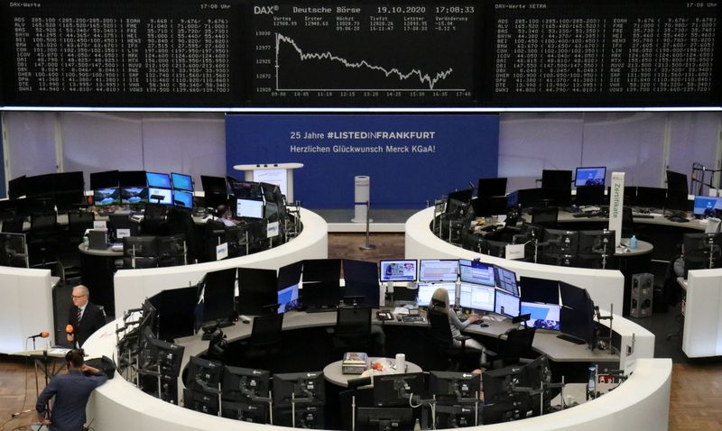 © Reuters. FOTO DE ARCHIVO: El gráfico del índice alemán DAX en una pantalla de la Bolsa de Valores de Fráncfort