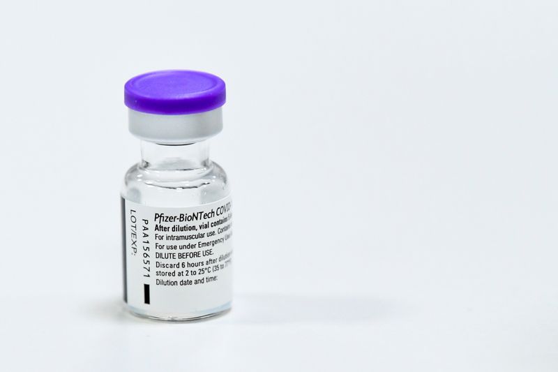 &copy; Reuters. Una boccetta del vaccino anticovid Pfizer/BioNTech fotografata mentre il primo lotto di dosi viene scongelato all&apos;ospedale Gasthuisberg di Lovanio