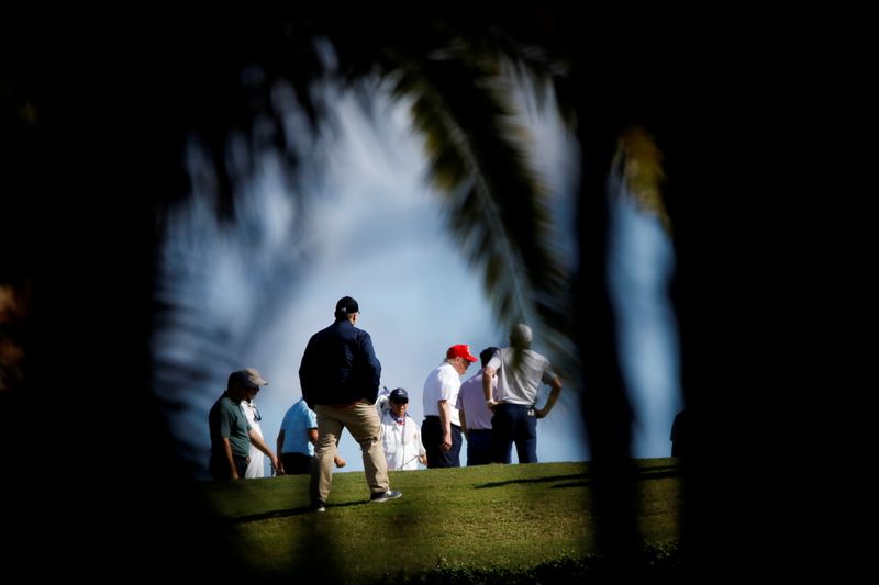 &copy; Reuters. Presidente dos EUA, Donald Trump, joga golfe no Trump International Golf Club em West Palm Beach