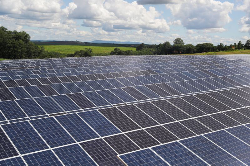 &copy; Reuters. A photovoltaic solar panel farm is seen in Porto Feliz, Sao Paulo state