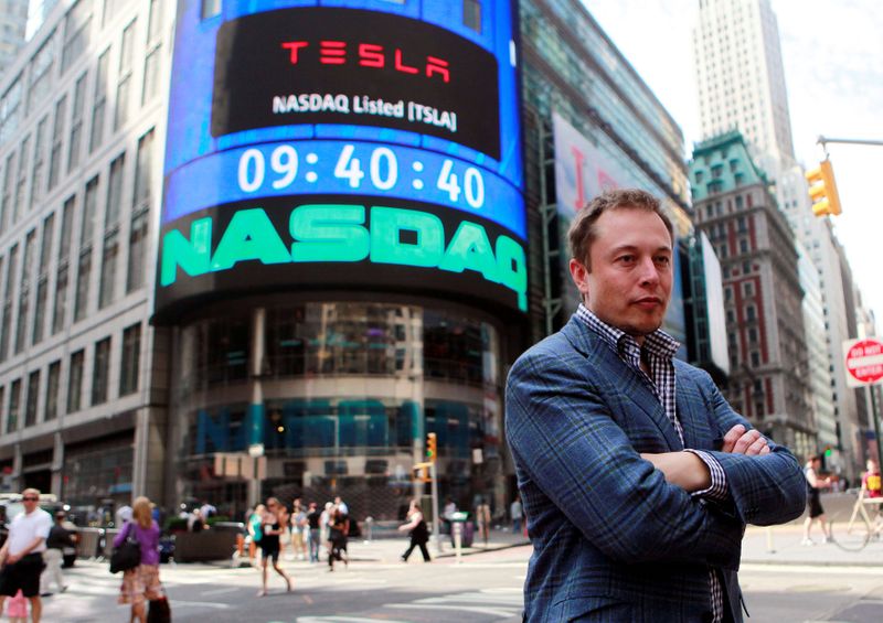 &copy; Reuters. Presidente da Tesla diante de painel da Nasdaq em NY