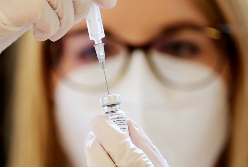 &copy; Reuters. Profissional de saúde prepara seringa para aplicação de vacina contra Covid-19 em asilo em Burgbernheim, na Alemanha