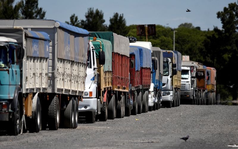 © Reuters. Caminhões estacionados em porto em Santa Fe, na Argentina, durante greve de trabalhadores do setor de grãos