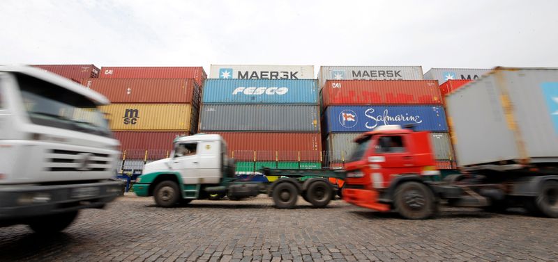 &copy; Reuters. Caminhões circulam por área do porto de Santos (SP)