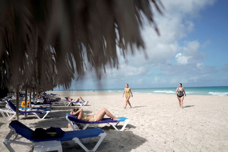 &copy; Reuters. Turistas em praia de Varadero, em Cuba