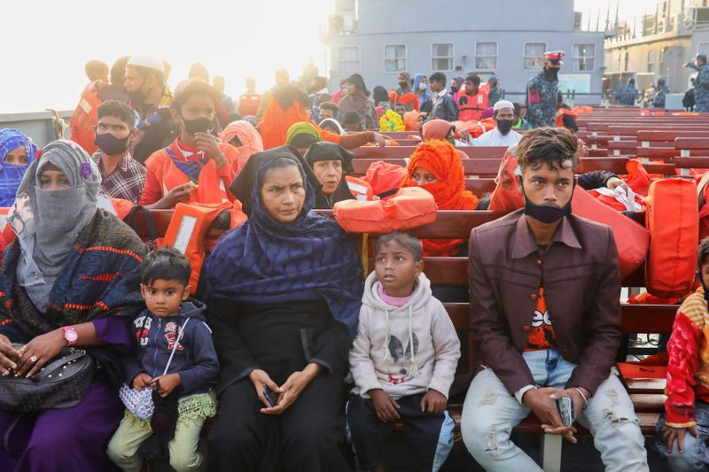&copy; Reuters. بنجلادش تنقل مجموعة ثانية من اللاجئين الروهينجا إلى جزيرة نائية