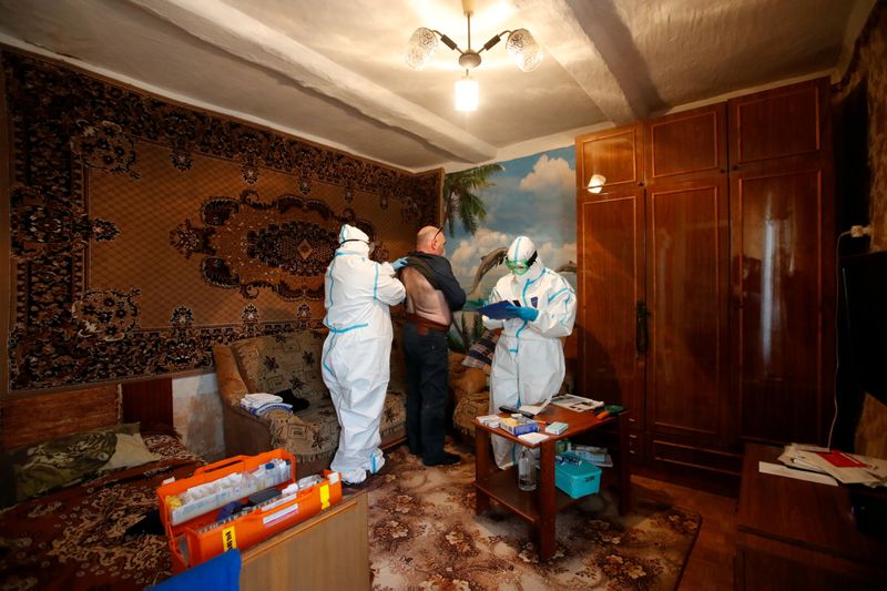 &copy; Reuters. Paramedics visit patients at home amid coronavirus disease (COVID-19) outbreak in Novgorod Region