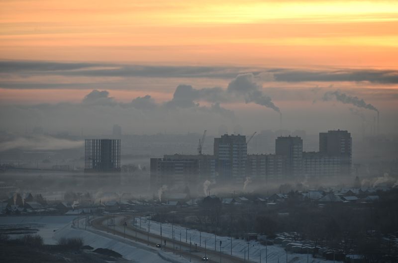 &copy; Reuters. Steam rises from chimneys of a thermal power plant and the Gazprom Neft&apos;s oil refinery on a frosty winter day in Omsk