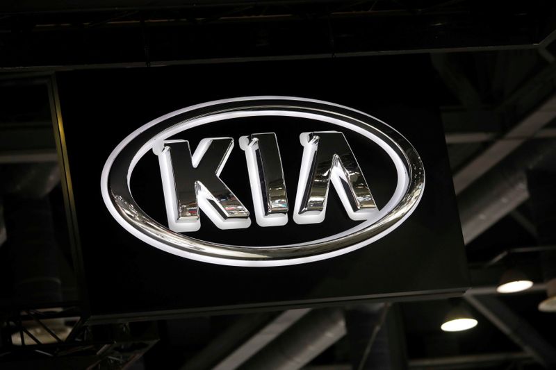 © Reuters. FILE PHOTO: The logo of Kia Motors is seen during the 2019 Seoul Motor Show in Goyang