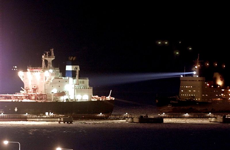 &copy; Reuters. The Greek-registered ship Stemnitsa (L), carrying 100,000 tonnes of crude oil, prepares to leave the..