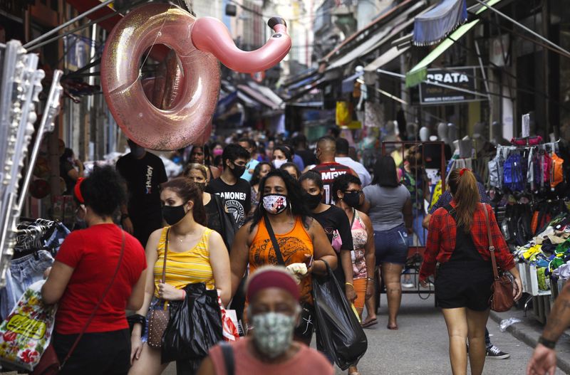 &copy; Reuters. Consumidores caminham por rua comercial do Rio de Janeiro