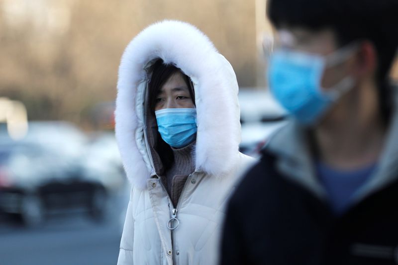 &copy; Reuters. Chineses com máscaras em Pequim