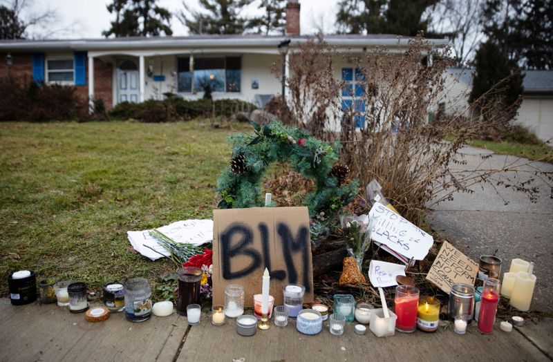 &copy; Reuters. Velas e cartazes em protesto por assassinato de homem negro desarmado cometido por um policial branco em Columbus, no Estado norte-americano de Ohio