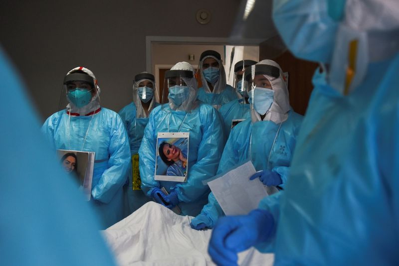 &copy; Reuters. Healthcare workers treat COVID-19 patients in Houston